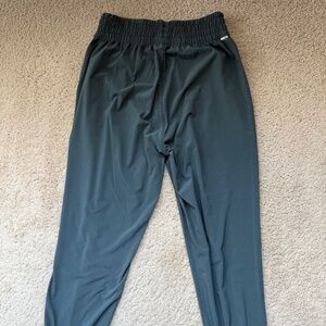 Vuori Women's Lightweight Joggers - size small blue
